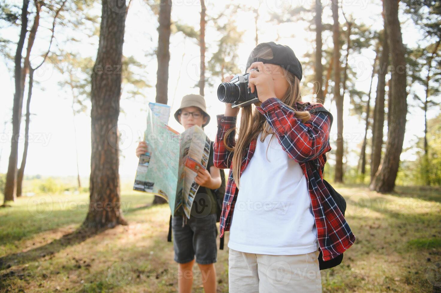 fille scout friture guimauves sur Feu à le les bois. photo