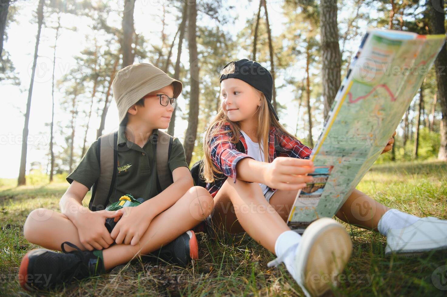 fille scout friture guimauves sur Feu à le les bois. photo