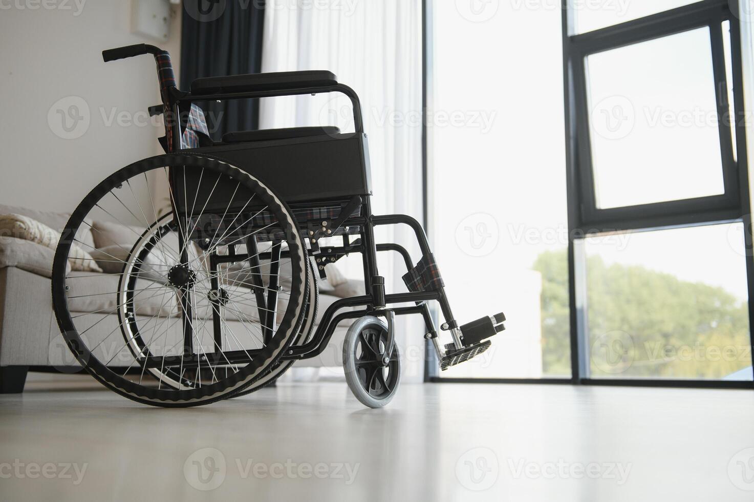 vide fauteuil roulant dans vivant pièce suivant à le canapé photo