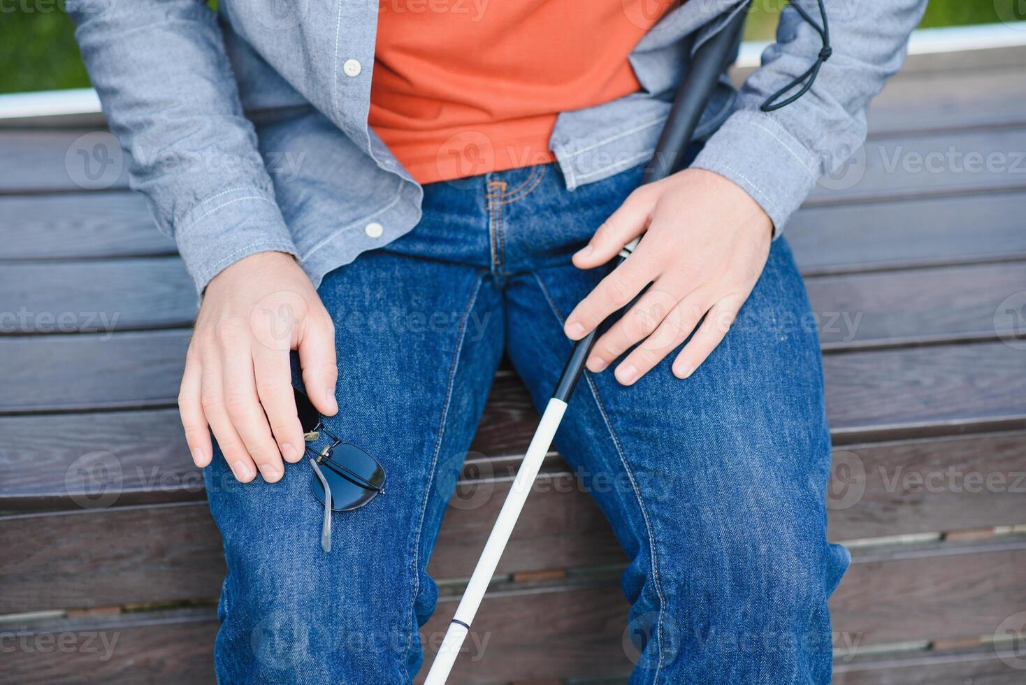 aveugle homme séance sur une banc photo