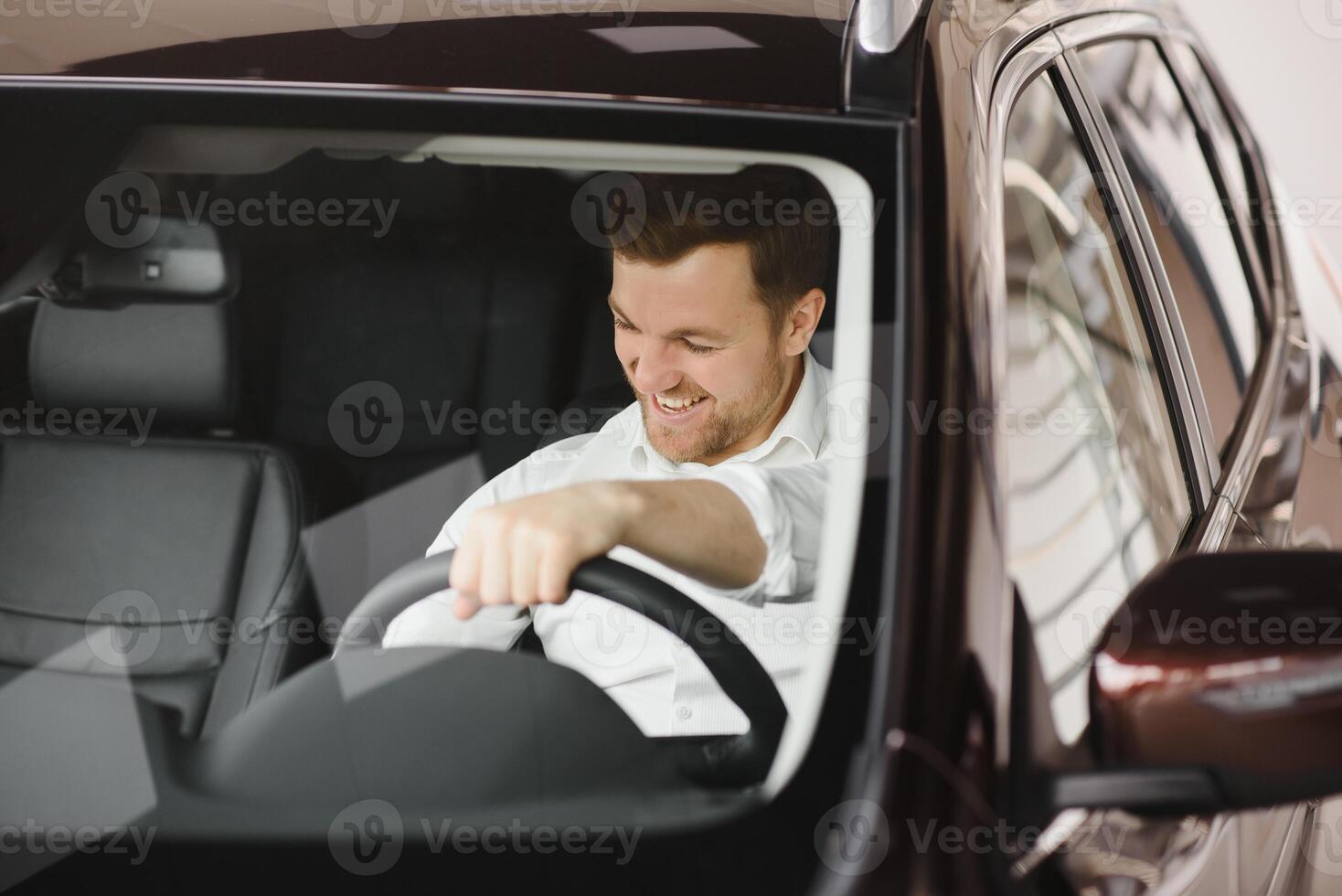 homme adulte client Masculin acheteur client choisit auto veut à acheter Nouveau voiture toucher vérifier voiture dans salle d'exposition véhicule salon concession boutique moteur spectacle intérieur. Ventes concept photo