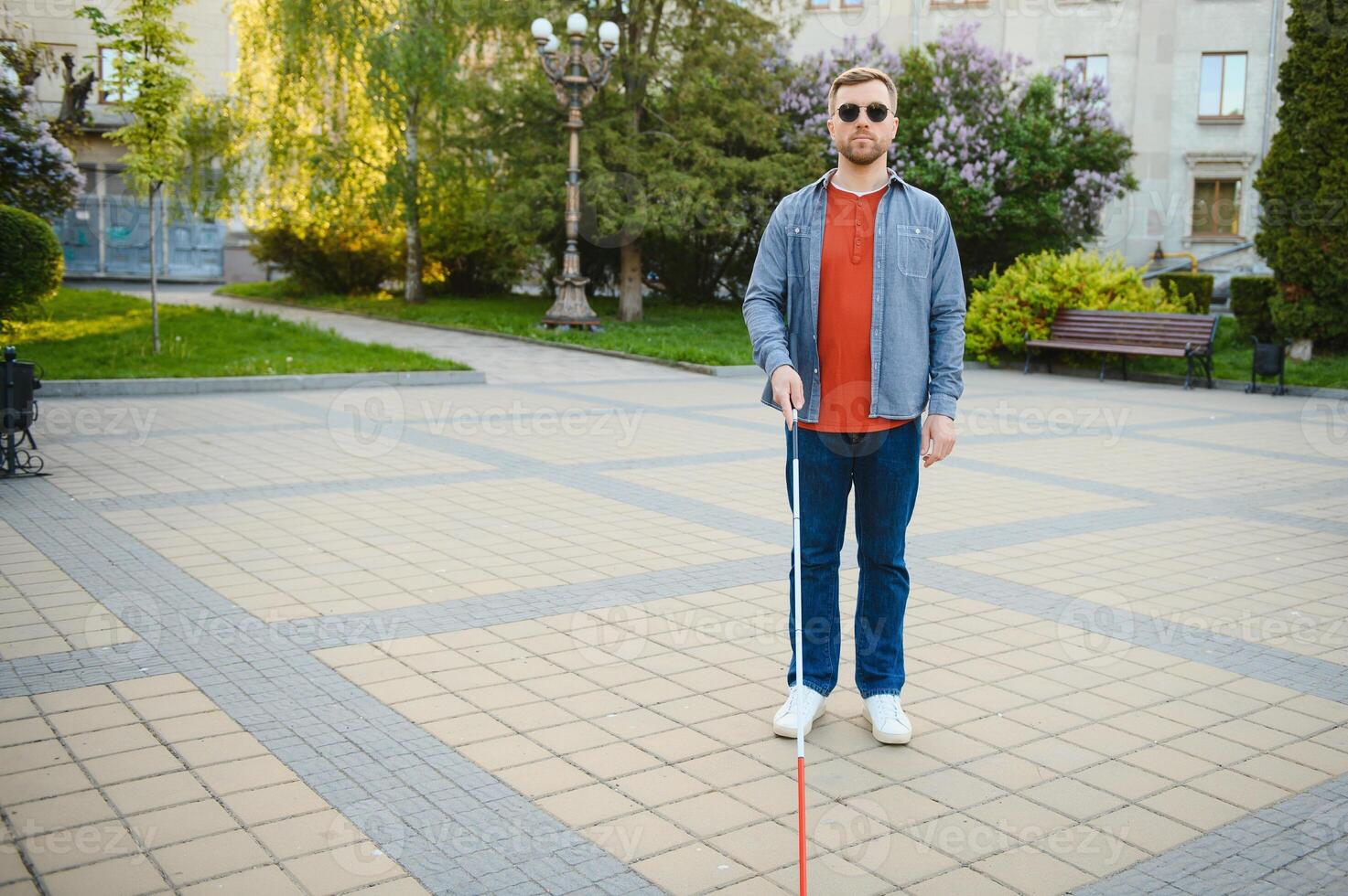 aveugle homme. gens avec invalidité, handicapé la personne et tous les jours vie. visuellement altéré homme avec en marchant bâton. photo