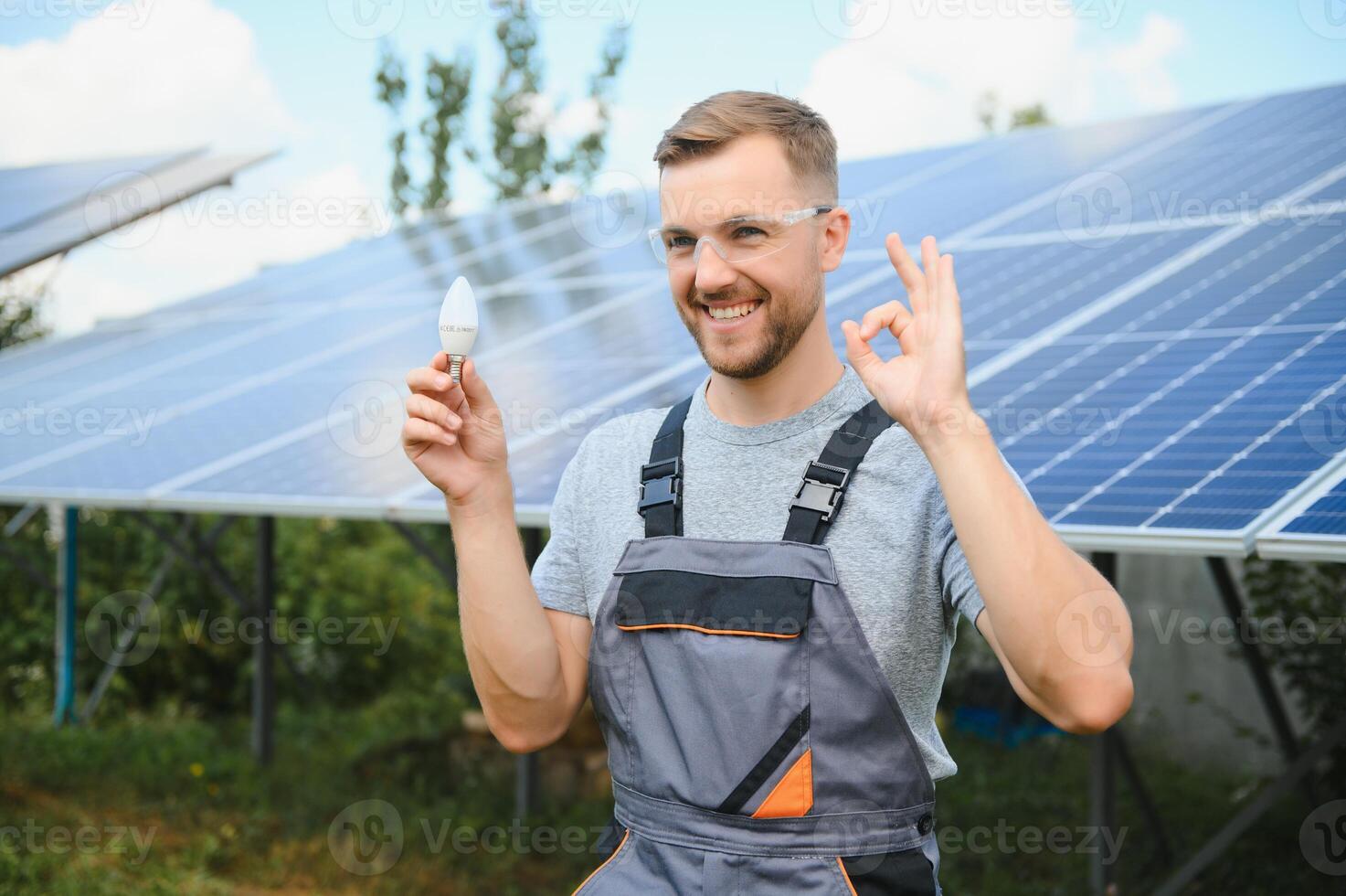 une homme détient un incandescent lumière ampoule dans le sien énergie concept, le Soleil est nettoyer après travail et remplace le énergie cette produit carbone dioxyde. photo