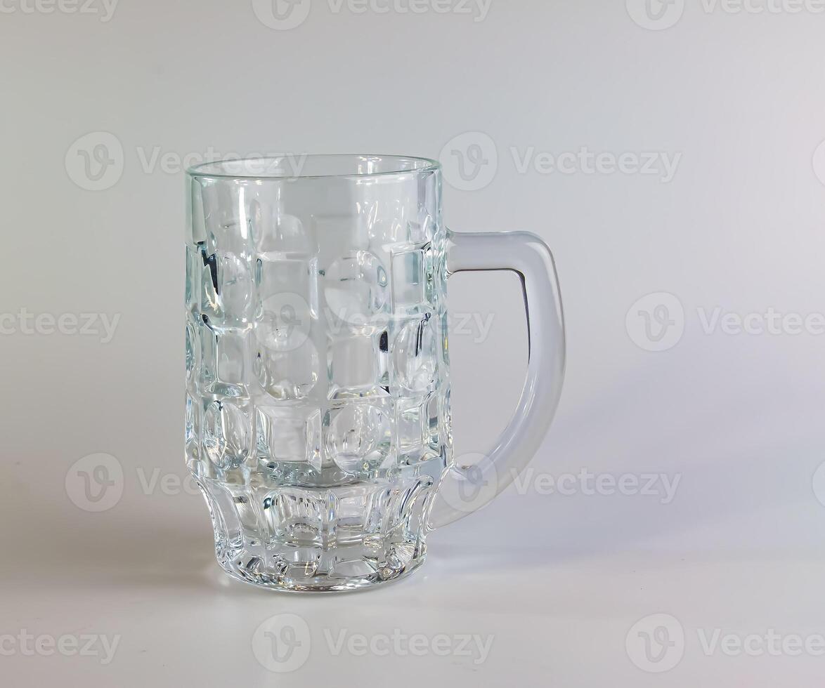 vide Bière verre sur une blanc Contexte. cristal Bière tasse. photo