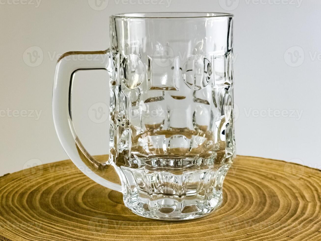 vide Bière verre sur une en bois planche sur une blanc Contexte. photo