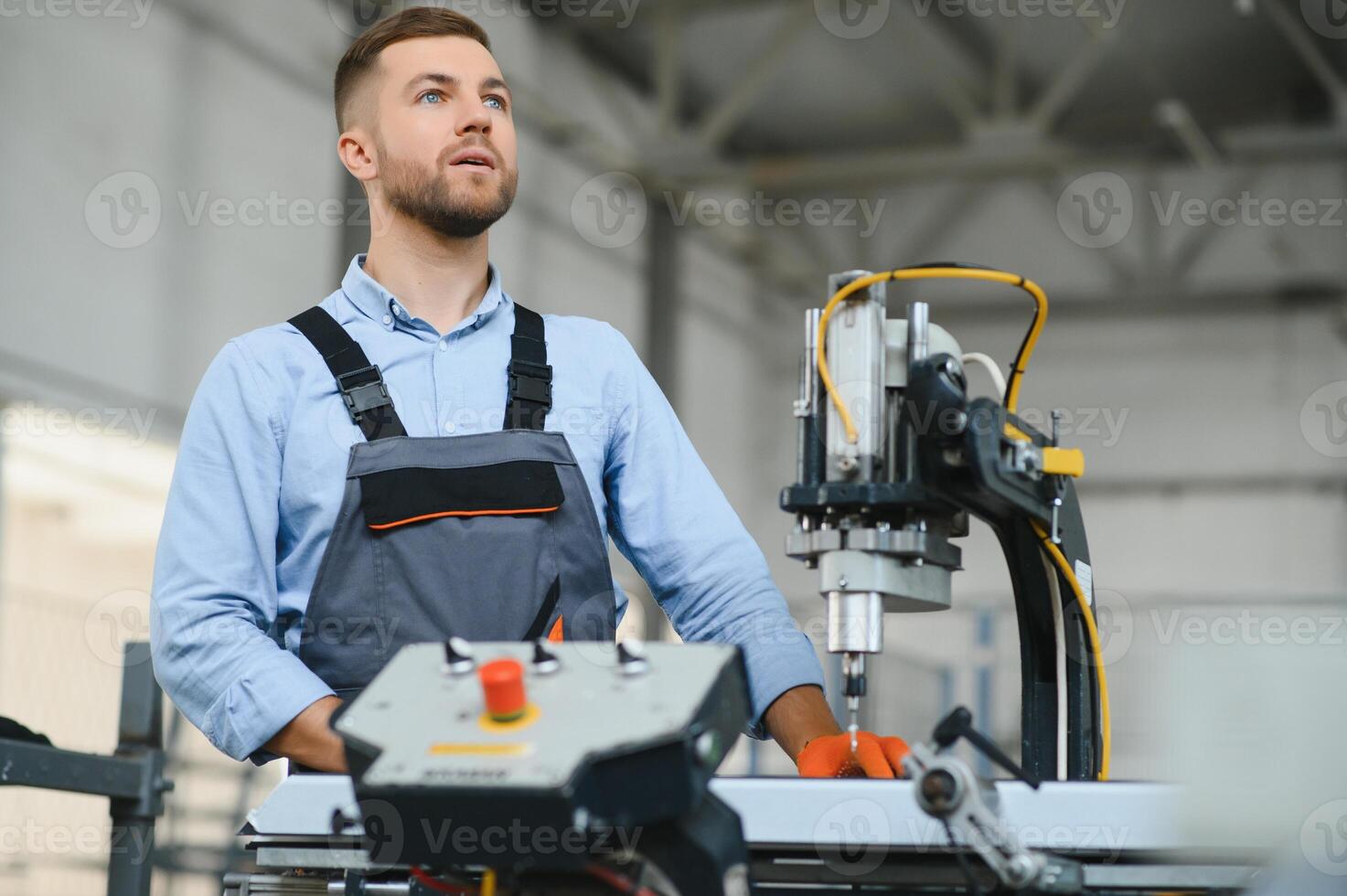 Masculin usine mécanique ou ingénieur dans sécurité uniformes sont travail sur métal forage Machines dans industriel production lignes, acier En traitement industrie, mécanique entretien. photo