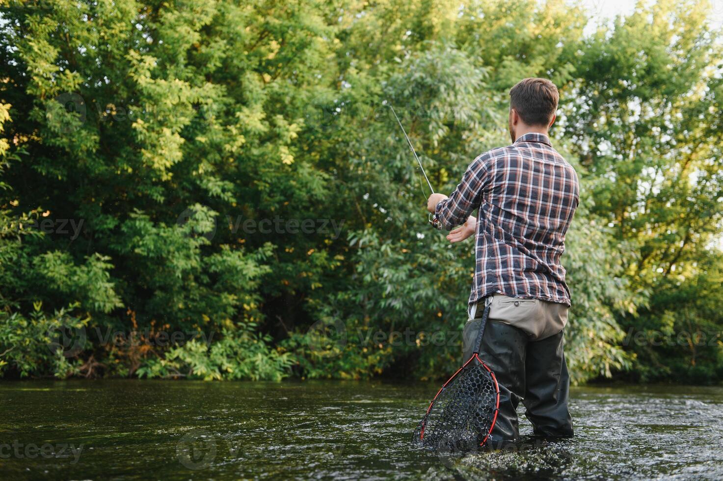 pêche. pêcheur et truite. pêcheur sur sauvage rivière. photo