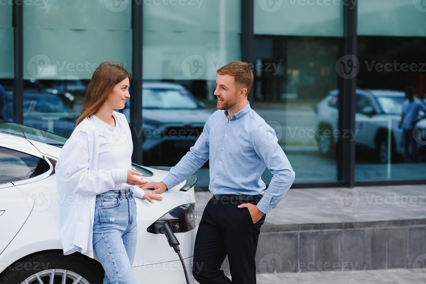 couple sur le mise en charge station pour électrique Véhicules photo