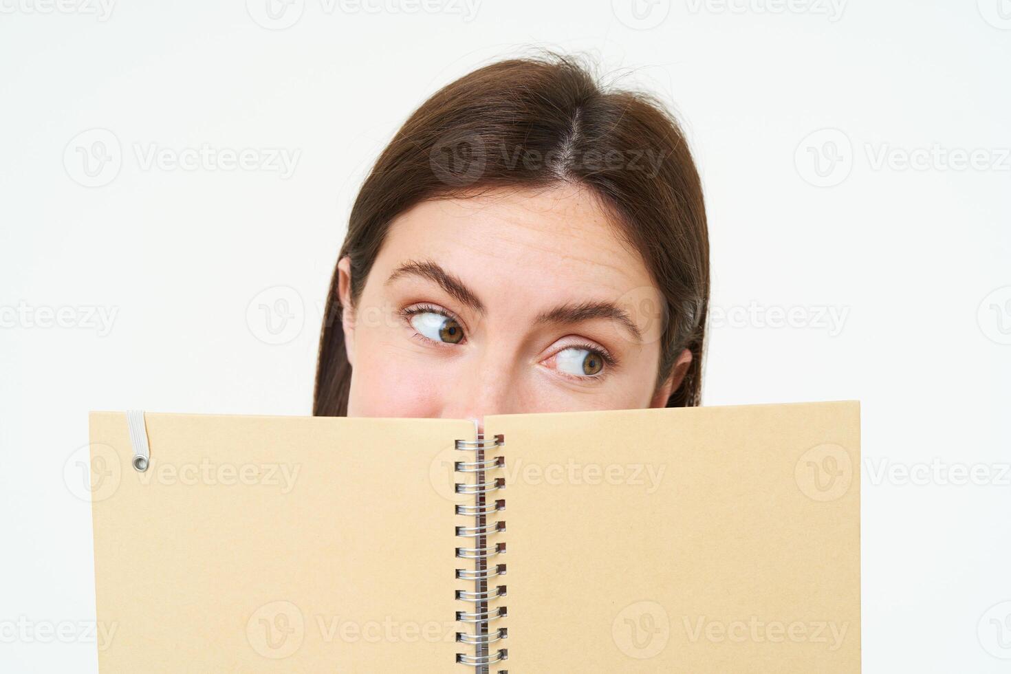 image de femme en train de lire quelque chose intéressant dans carnet de notes, en portant planificateur et fabrication une côté œil, permanent plus de blanc Contexte photo