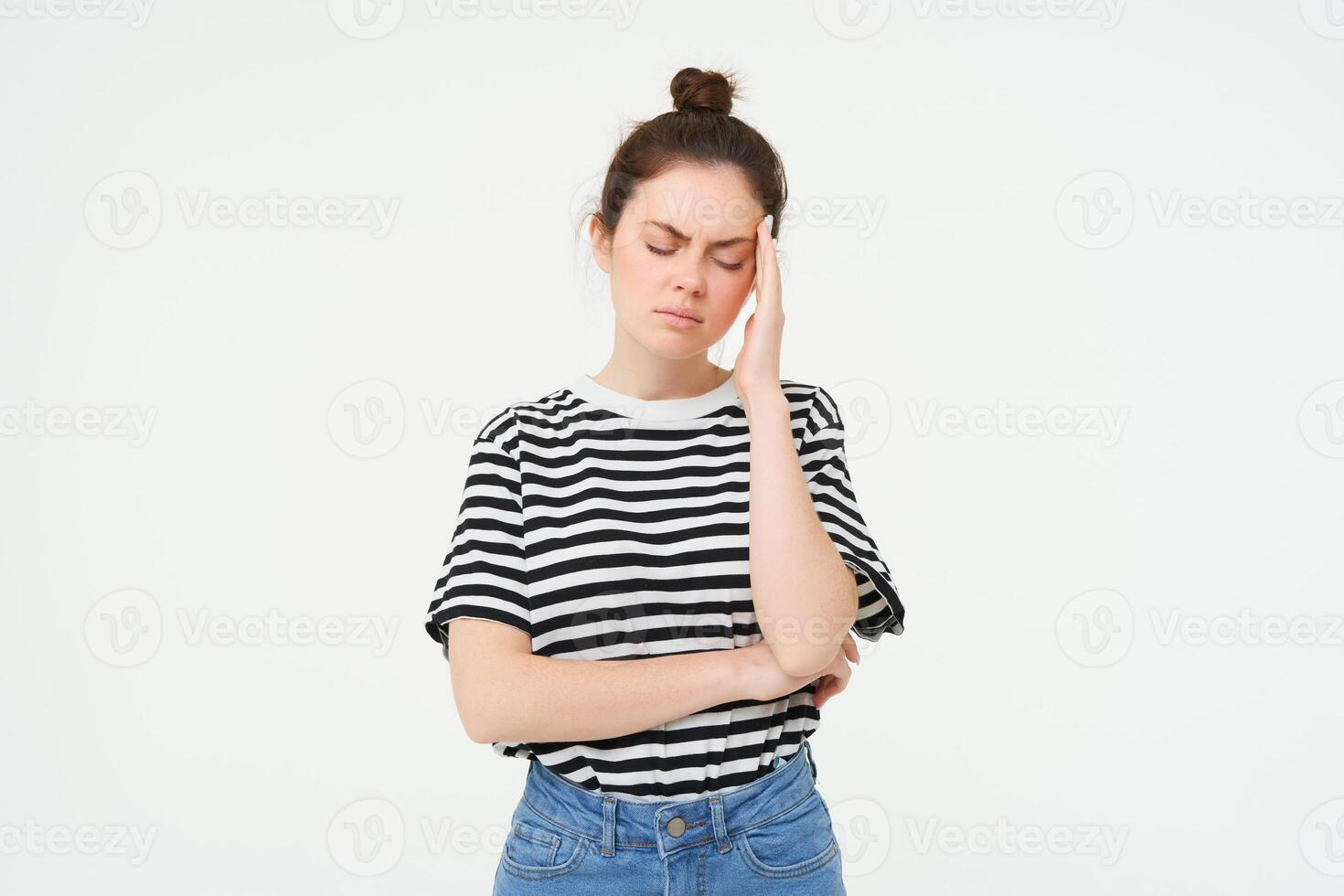 portrait de fatigué femme frotte sa front, touche diriger, a une mal de tête, des stands affligé contre blanc Contexte photo