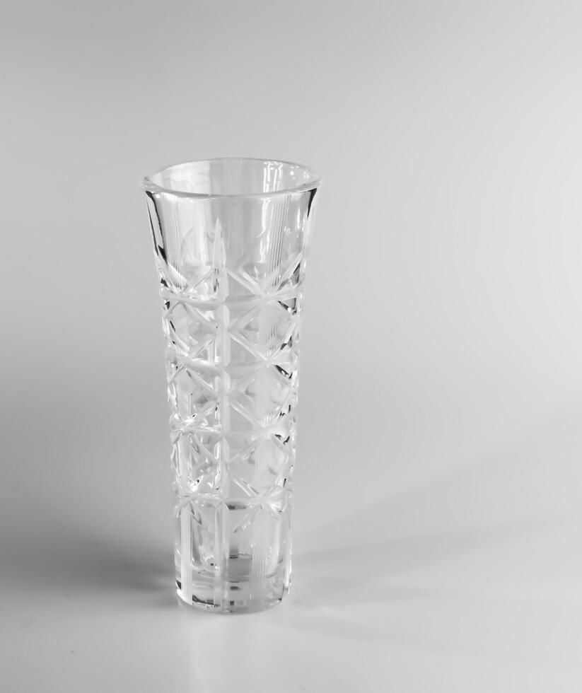 vide cristal vase sur blanc Contexte. le vase a été fabriqué dans le milieu du 20ème siècle. photo