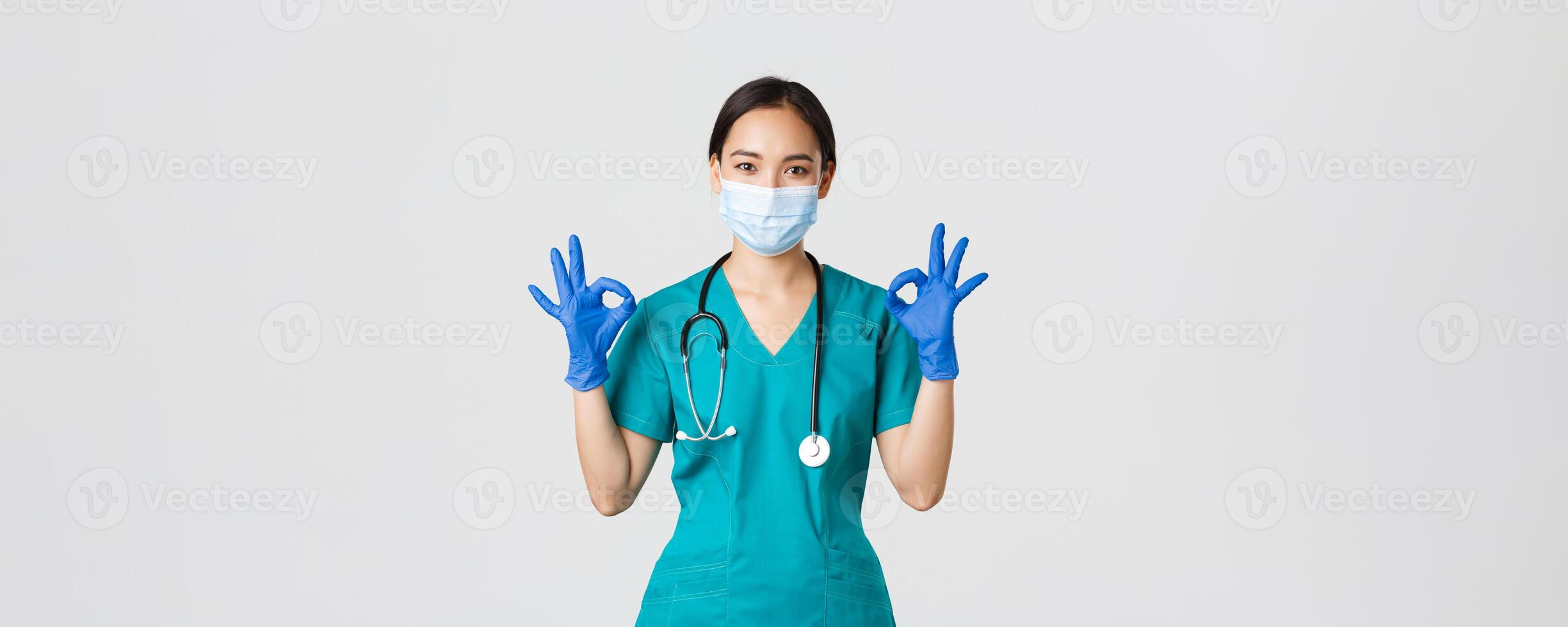 COVID-19 [feminine, coronavirus maladie, soins de santé ouvriers concept. souriant professionnel et sur de soi asiatique médecin, médecin dans médical masque, gants et gommages spectacle d'accord geste, garantie qualité un service photo