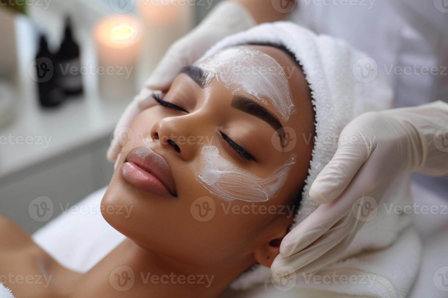 ai généré esthétique procédure. esthéticien appliquant argile visage masque sur noir femme affronter, côté voir. cosmétique procédure, africain femme, peau se soucier, visage peeling, beauté salon photo