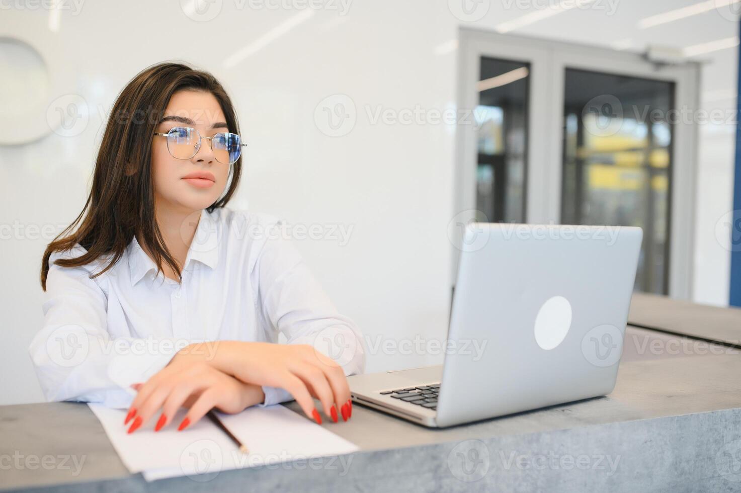 portrait de réceptionniste à bureau dans hall photo