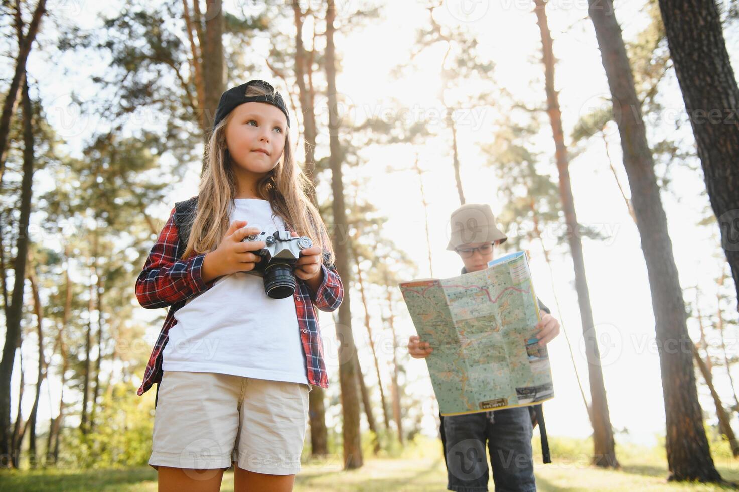 fille scout friture guimauves sur Feu à le les bois. photo