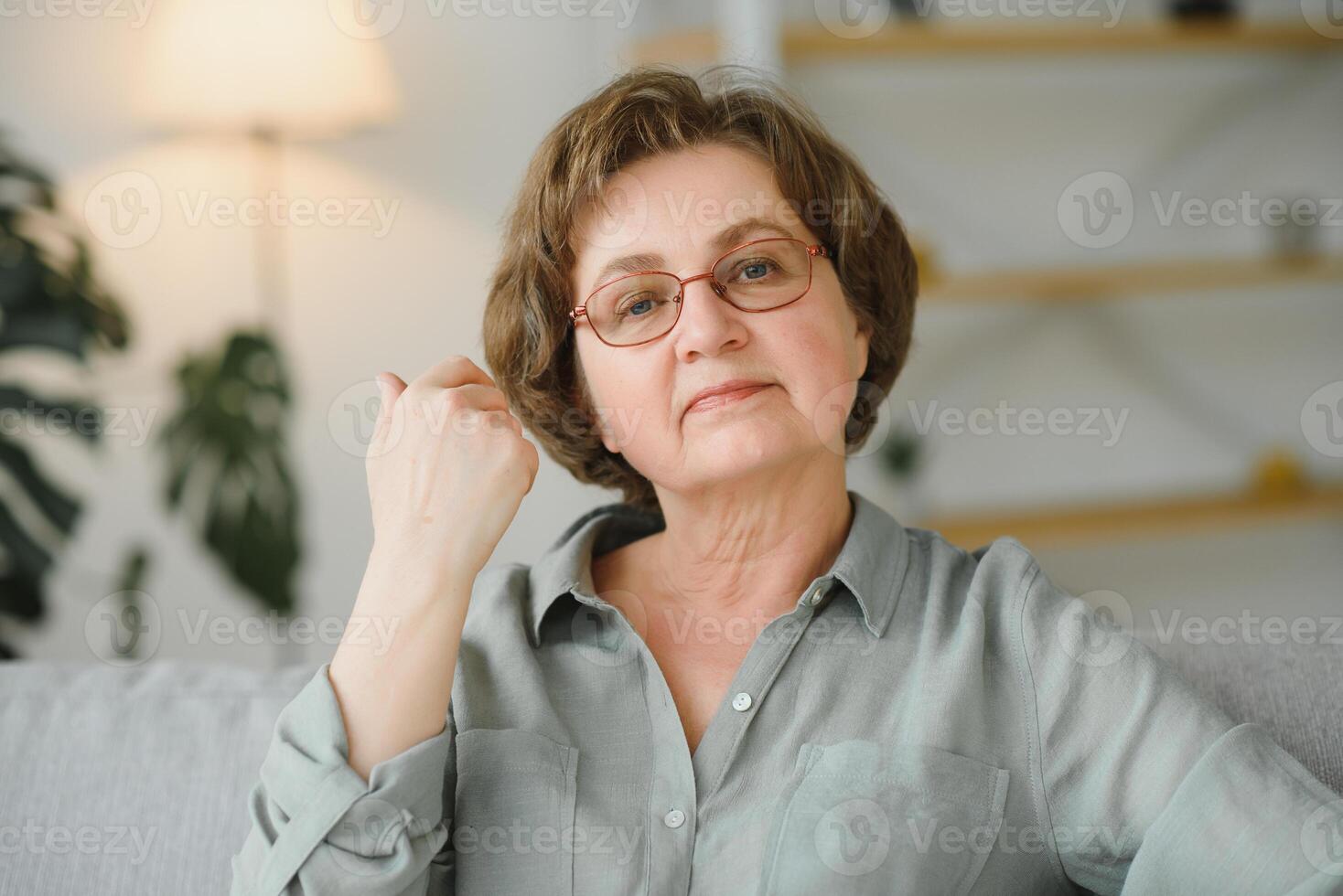 fermer portrait de une plus âgée femme à Accueil photo