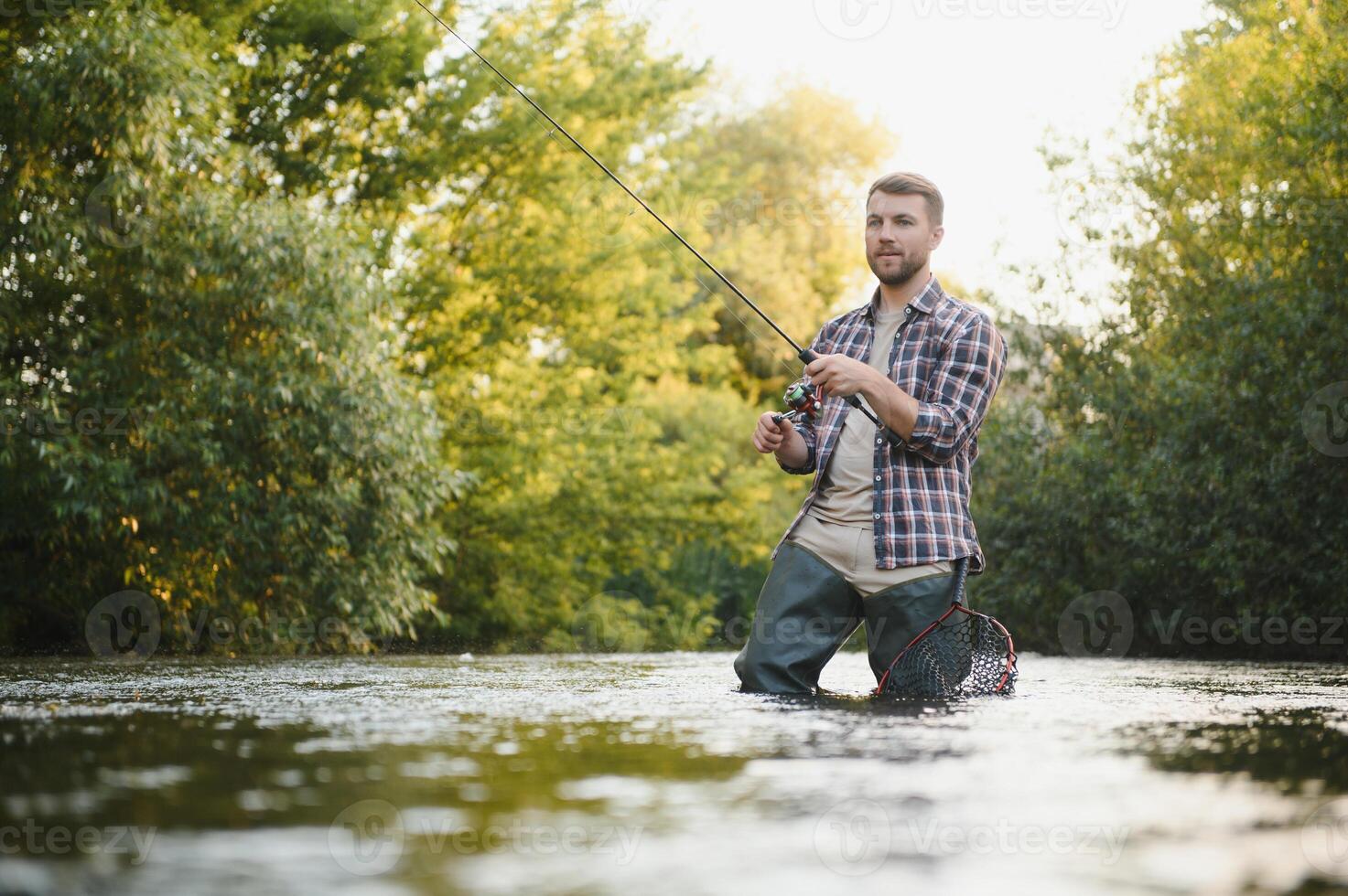 pêcheur chasse truites dans Montagne rivière. pêche net détail. photo