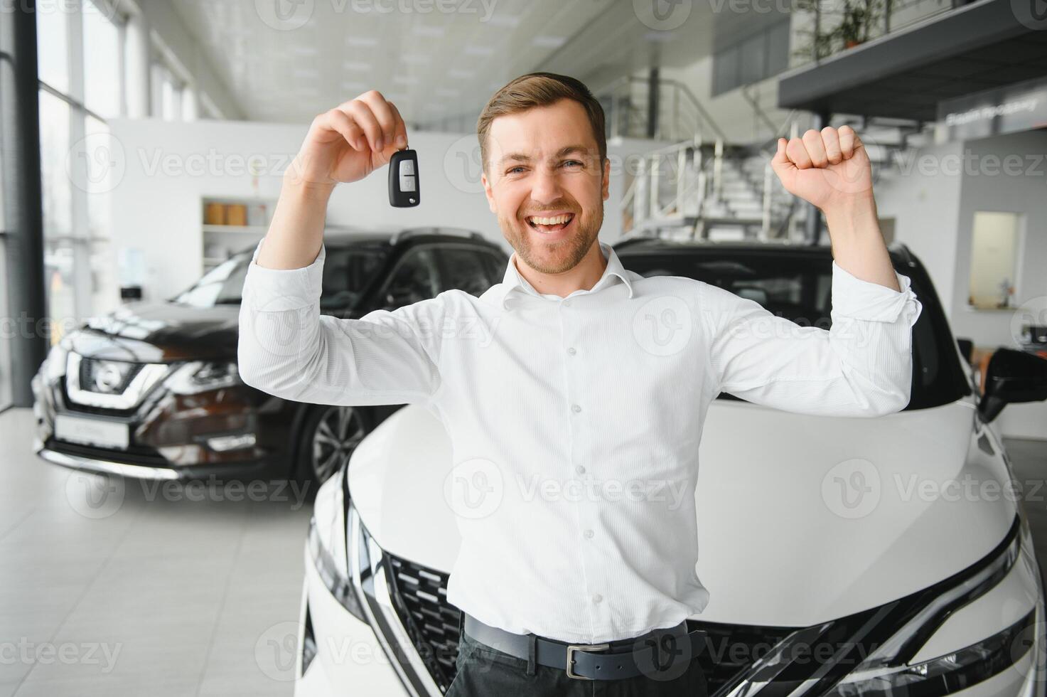 homme adulte client Masculin acheteur client choisit auto veut à acheter Nouveau voiture toucher vérifier voiture dans salle d'exposition véhicule salon concession boutique moteur spectacle intérieur. Ventes concept photo