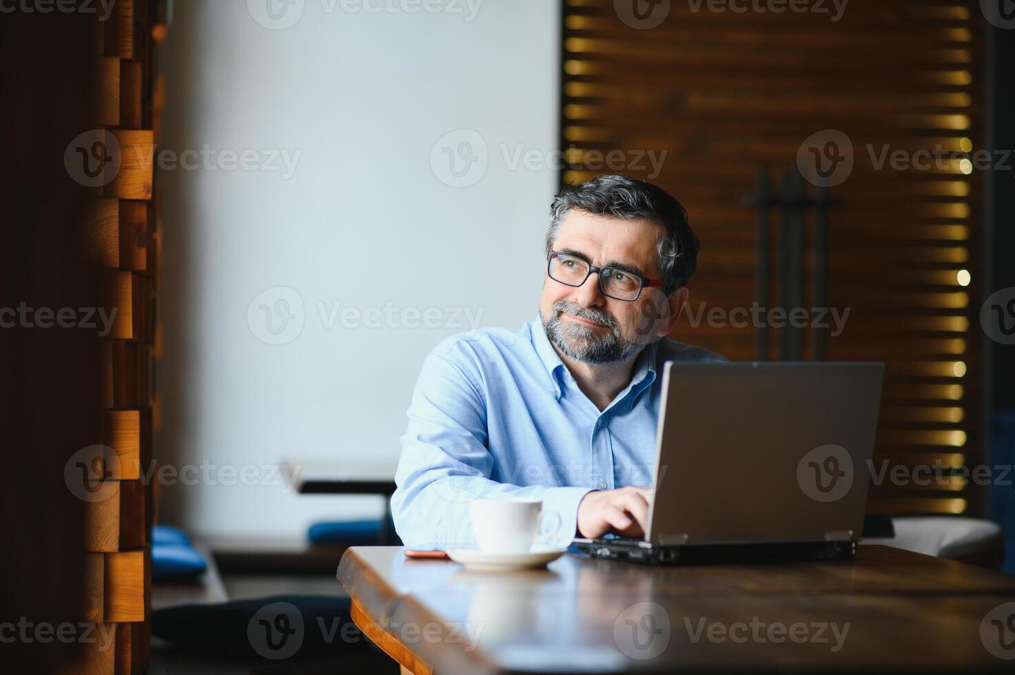 entreprise, La technologie et gens concept , Sénior homme d'affaire avec portable ordinateur en buvant café à moderne café. photo