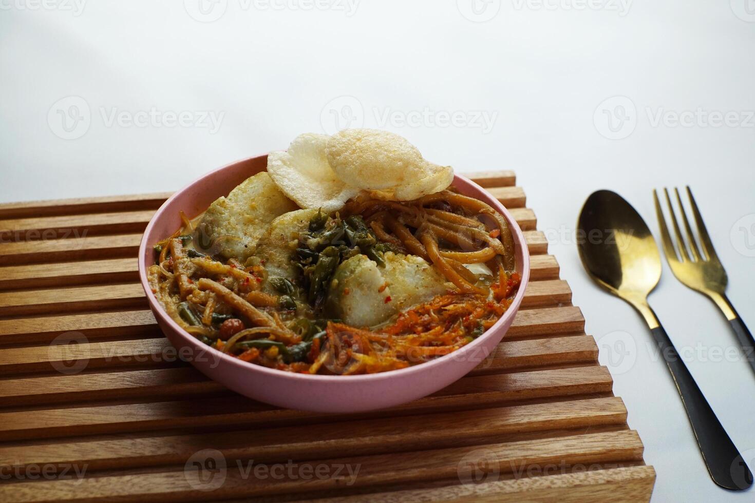 long avec curry soupe accompagné par frit sucré patates le Chili sauce et nouilles photo