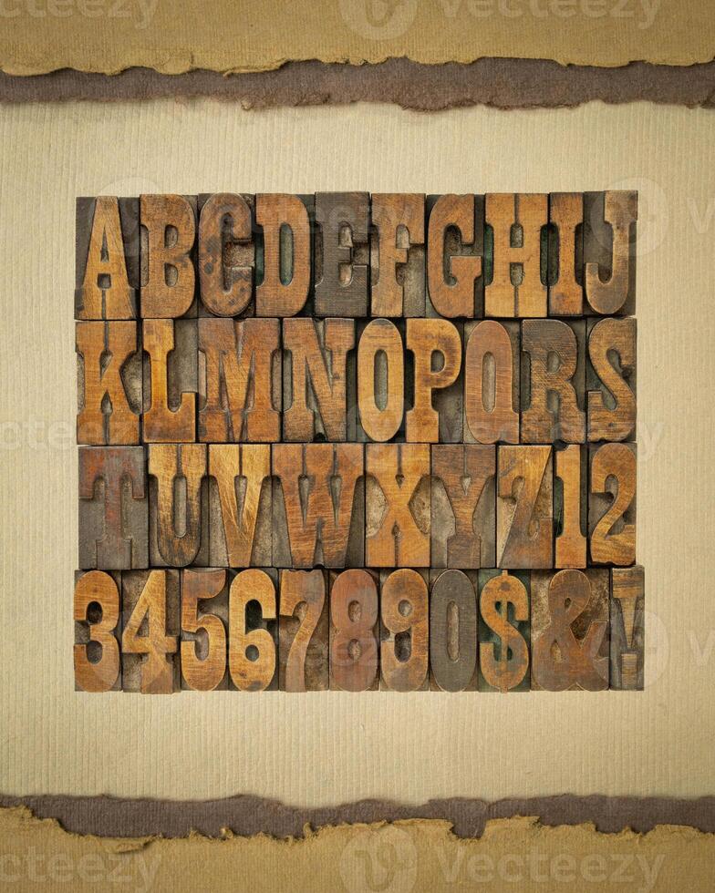 des lettres et Nombres dans ancien typographie bois type sur art papier, alphabet dans français clarendon composer photo