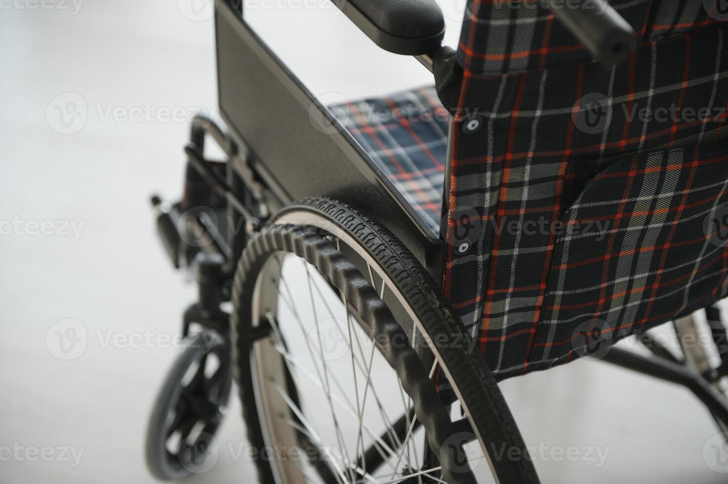 vide fauteuil roulant dans le salon. solitaire et soins de santé concept. photo