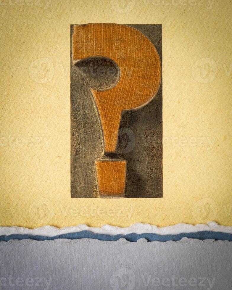 question marque dans ancien typographie bois type contre art papier, des questions et incertitude concept photo