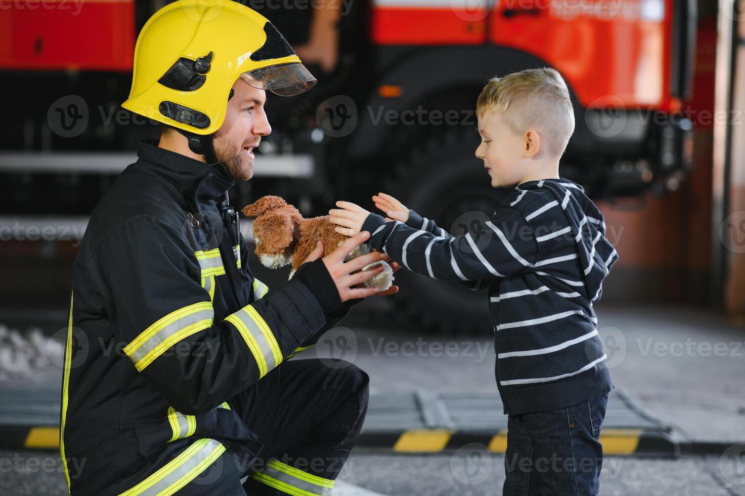 sapeur pompier en portant enfant garçon à enregistrer lui dans Feu et fumée, pompiers porter secours le garçons de Feu photo