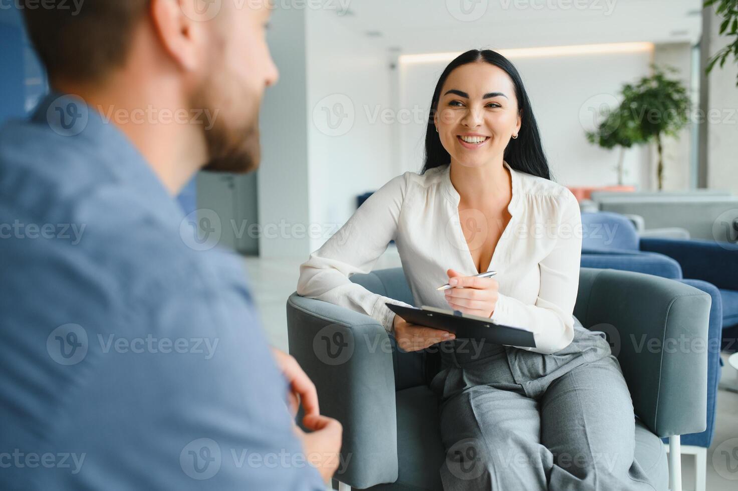 la dépression conseils. désespéré homme récit à propos malheureux la vie tandis que professionnel psychologue prise Remarques pendant rendez-vous dans bureau. sélectif concentrer photo