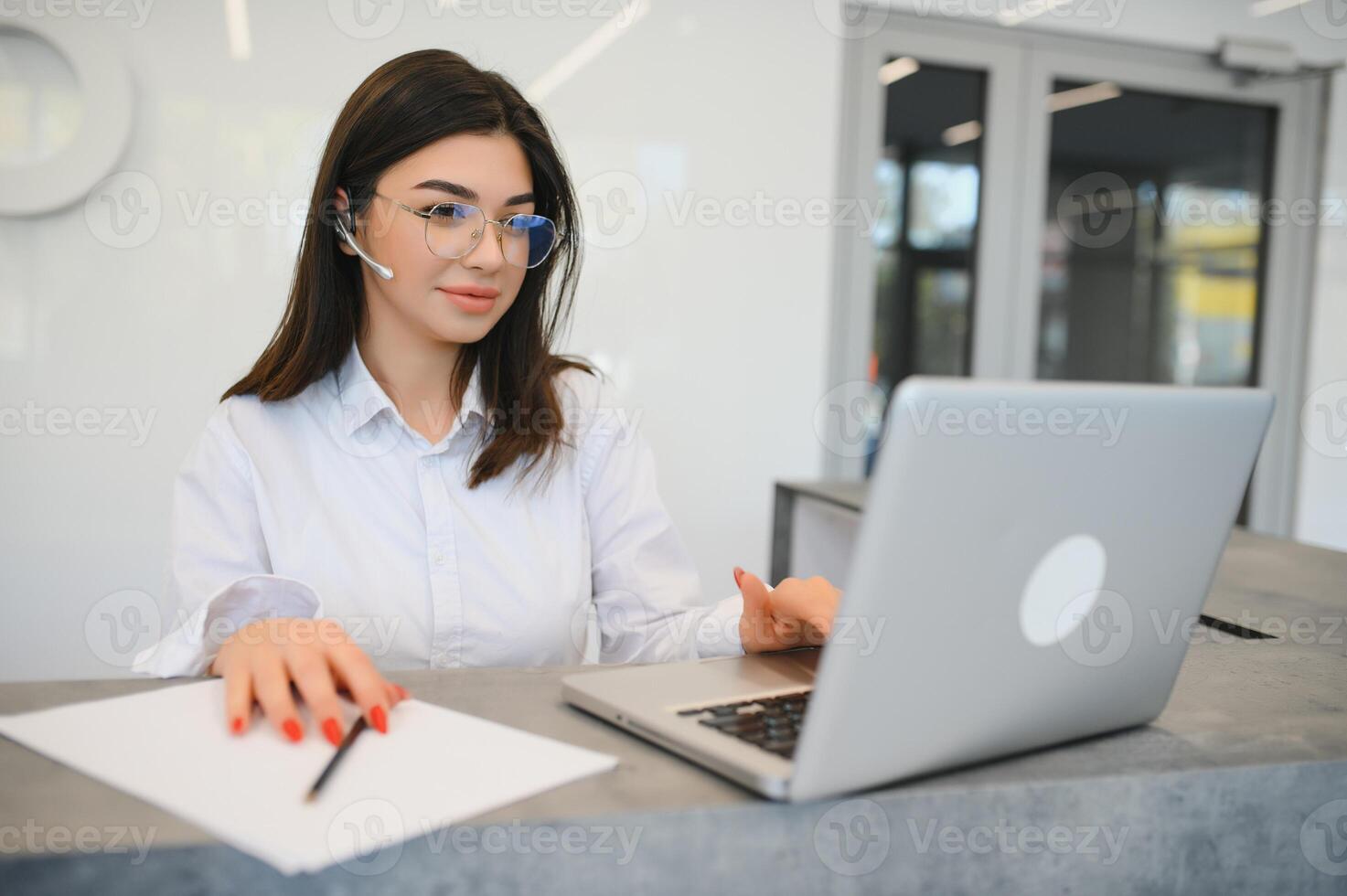 amical Jeune femme derrière le accueil bureau administrateur photo