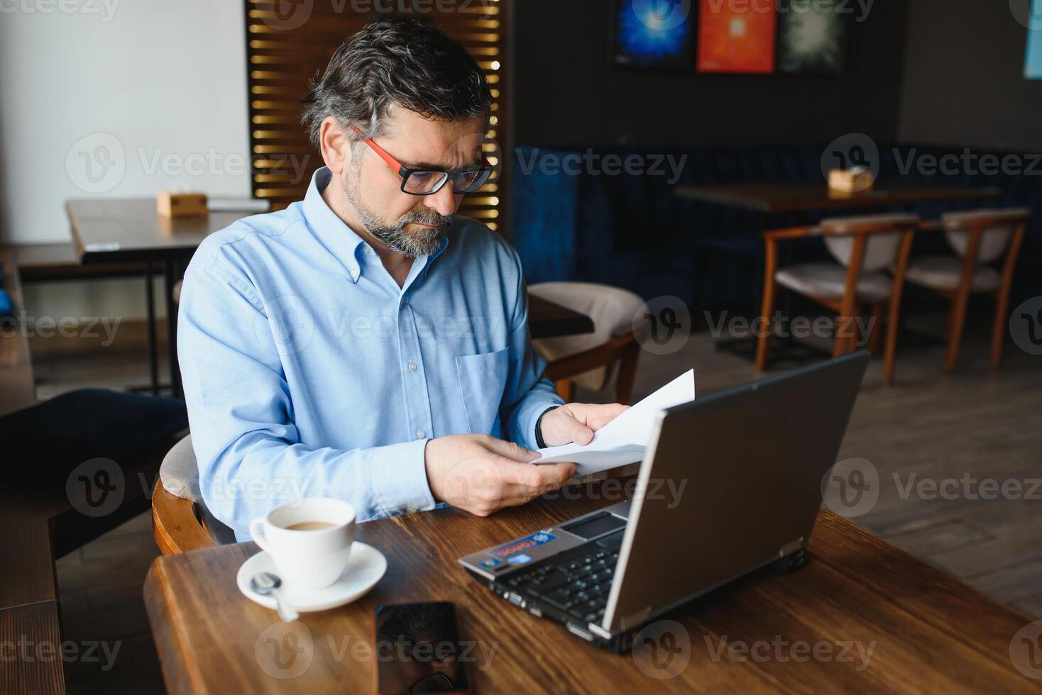 entreprise, La technologie et gens concept , Sénior homme d'affaire avec portable ordinateur en buvant café à moderne café. photo