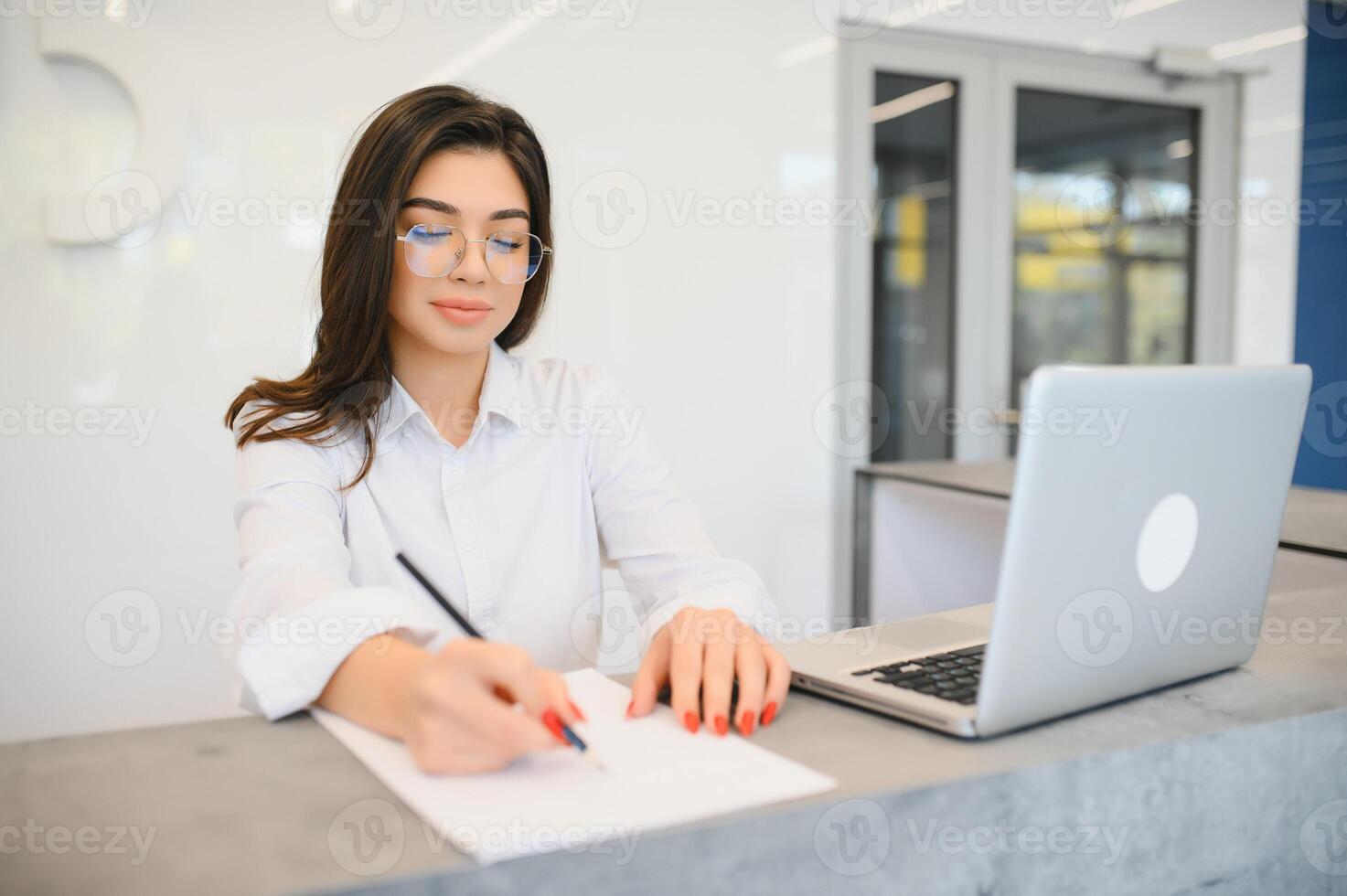 amical Jeune femme derrière le accueil bureau administrateur photo