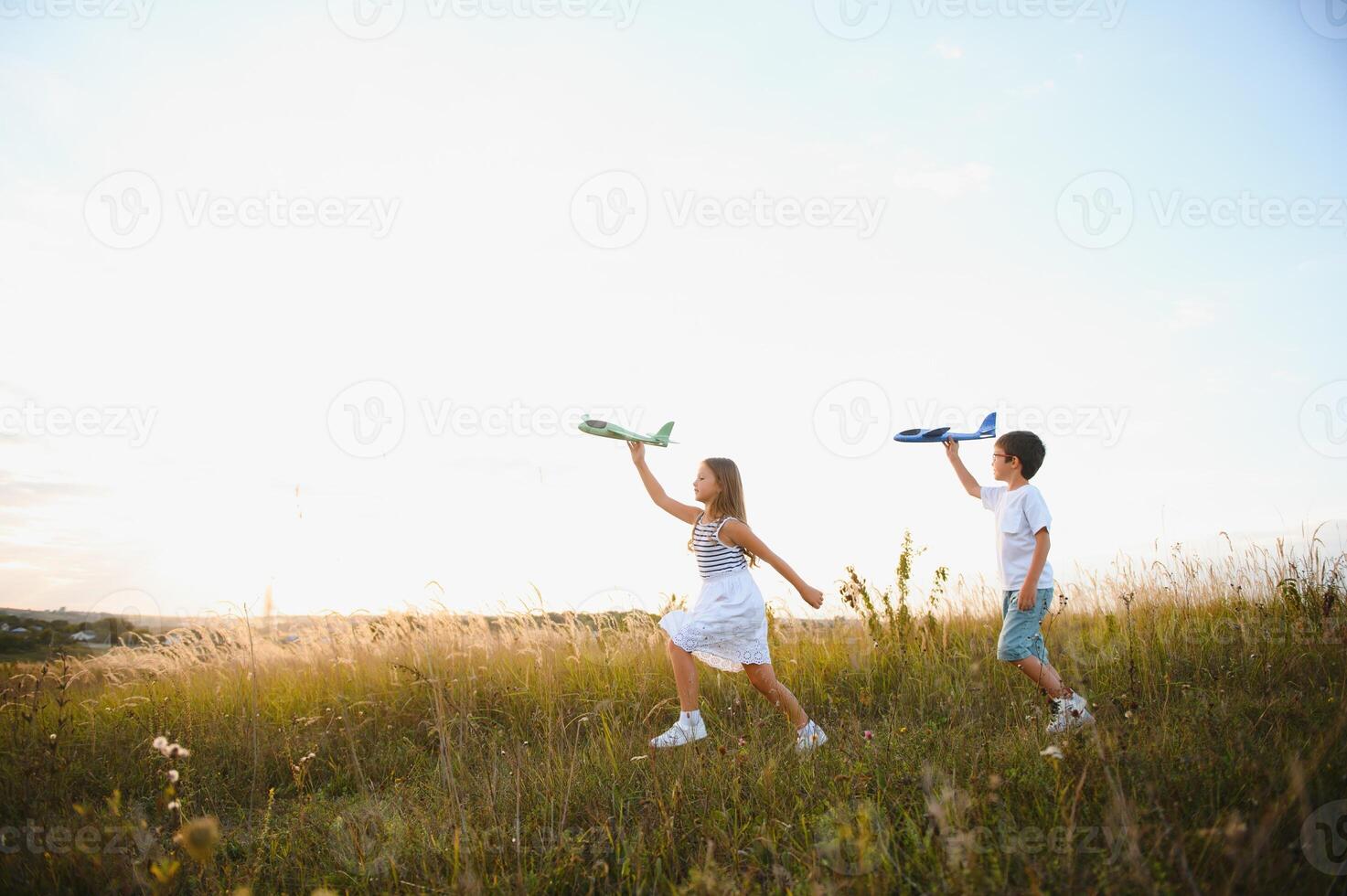 actif fonctionnement des gamins avec garçon en portant avion jouet. photo
