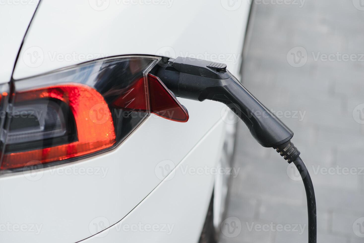 proche en haut de le hybride voiture électrique chargeur station avec Puissance la fourniture branché dans un électrique voiture étant accusé. photo