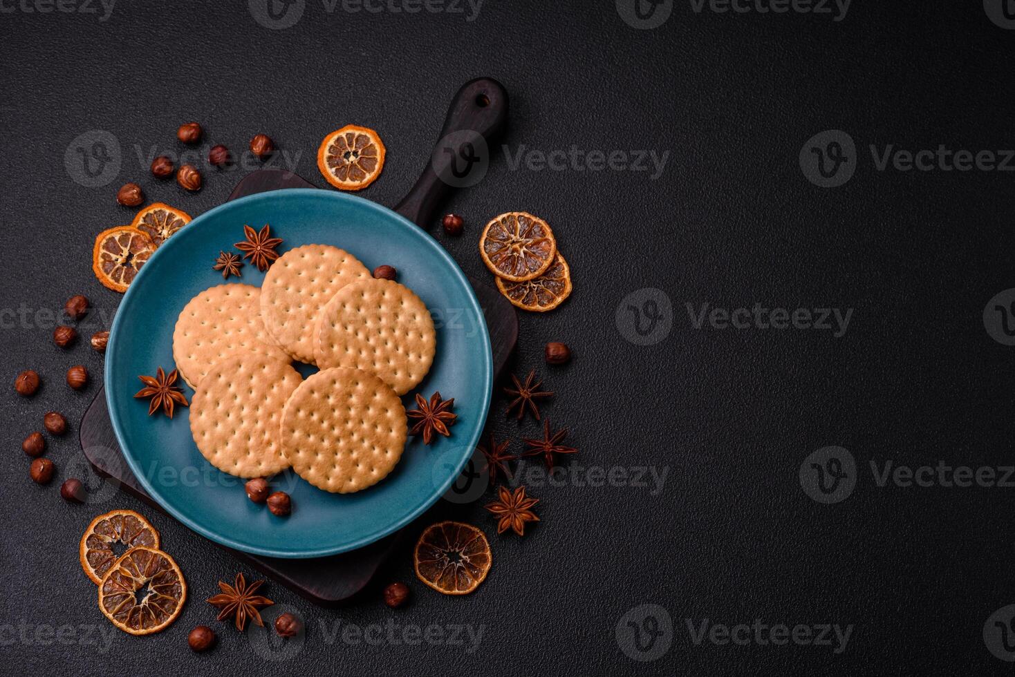 rond à pois casse-croûte casse-croûte biscuits avec crème sur une foncé béton Contexte photo