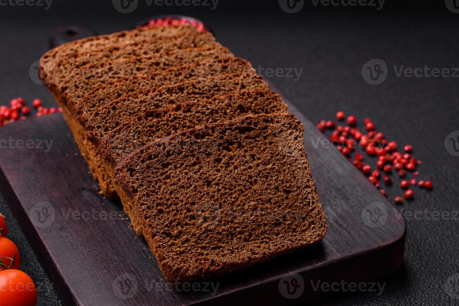 délicieux marron pain avec des graines et céréales Couper dans tranches photo