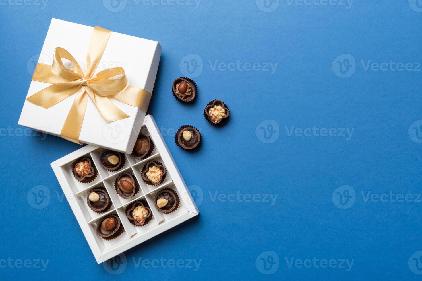 blanc boîte avec des chocolats des sucreries et d'or enregistrer. Haut vue avec copie espace photo