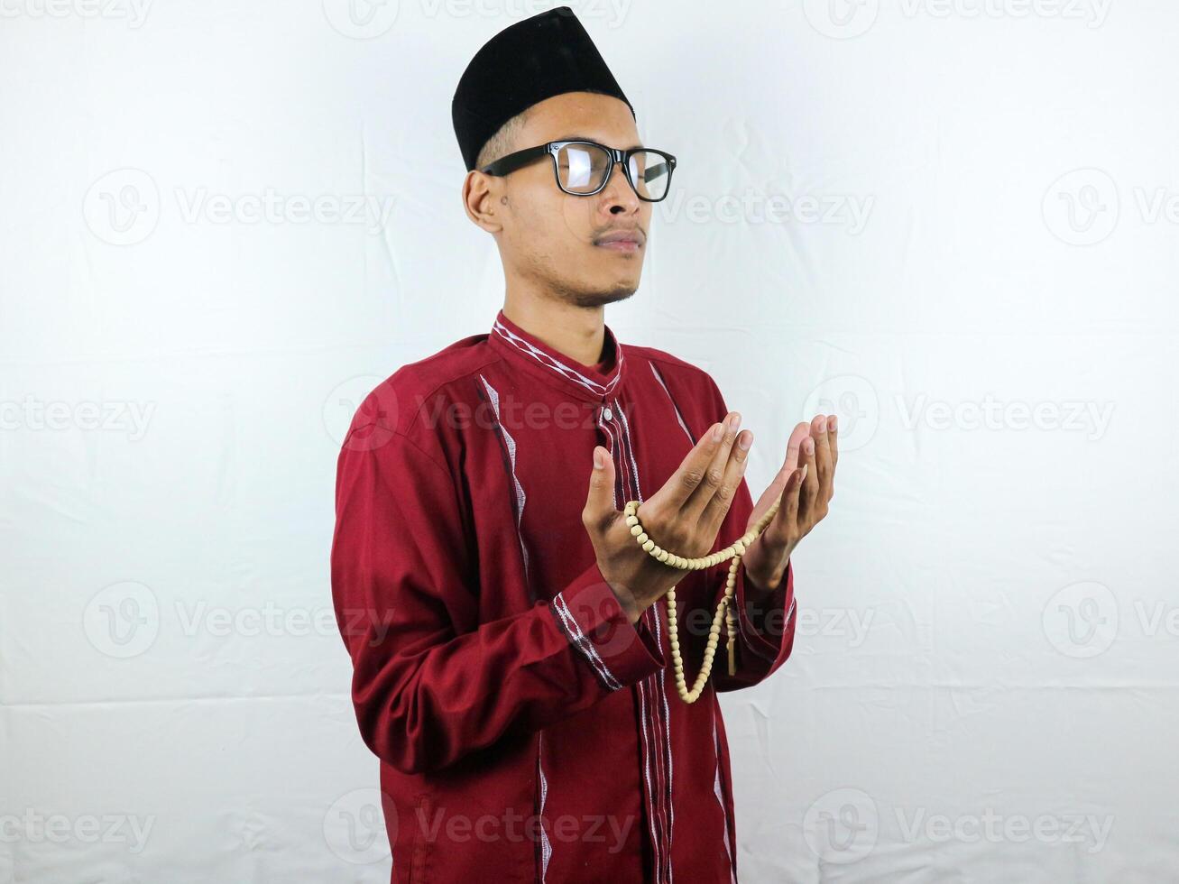 religieux asiatique musulman homme dans traditionnel robe en utilisant prière perles isolé sur blanc Contexte photo