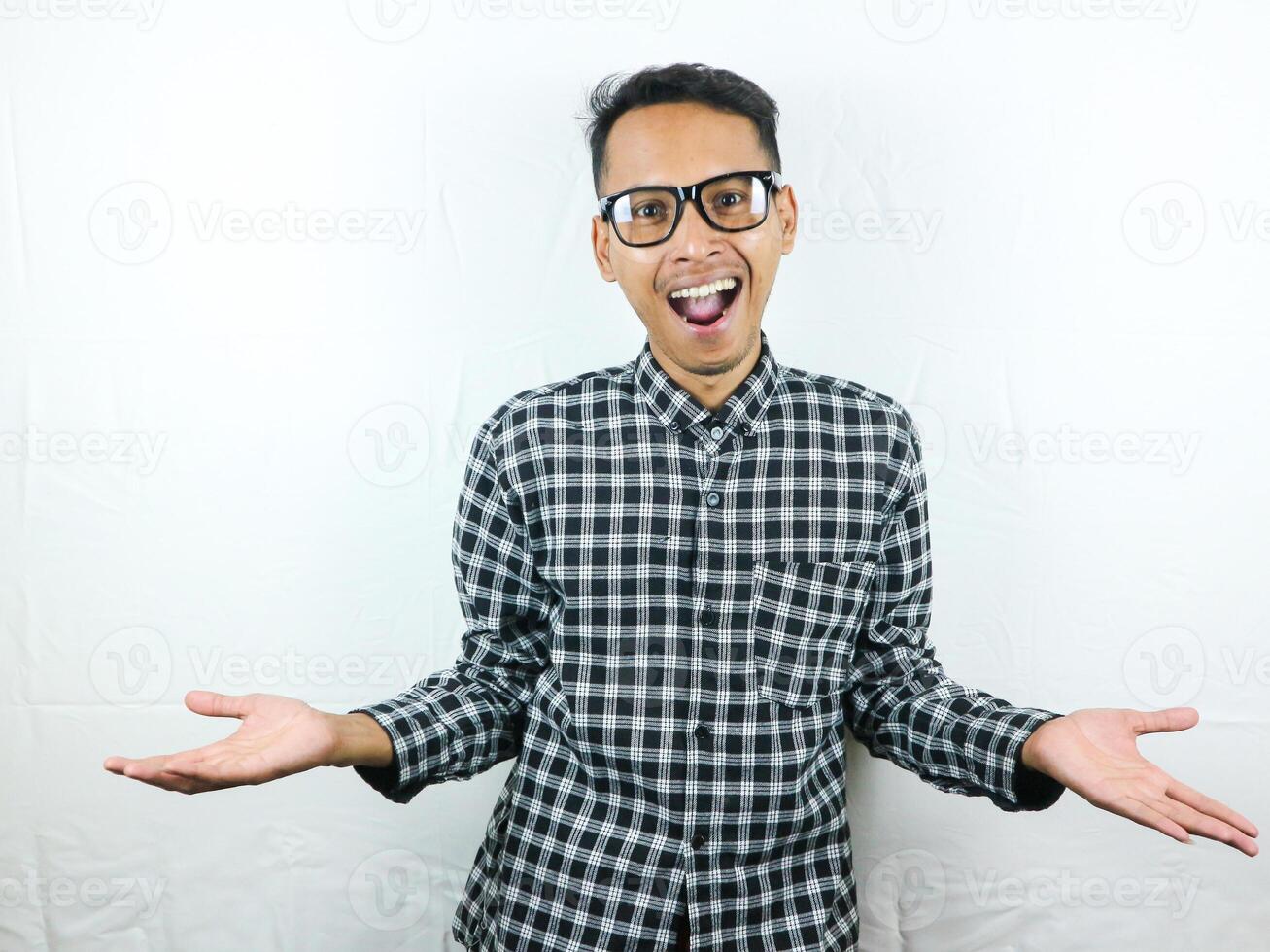 souriant asiatique homme élevage le sien mains avec ouvert paumes geste, isolé sur blanc Contexte photo