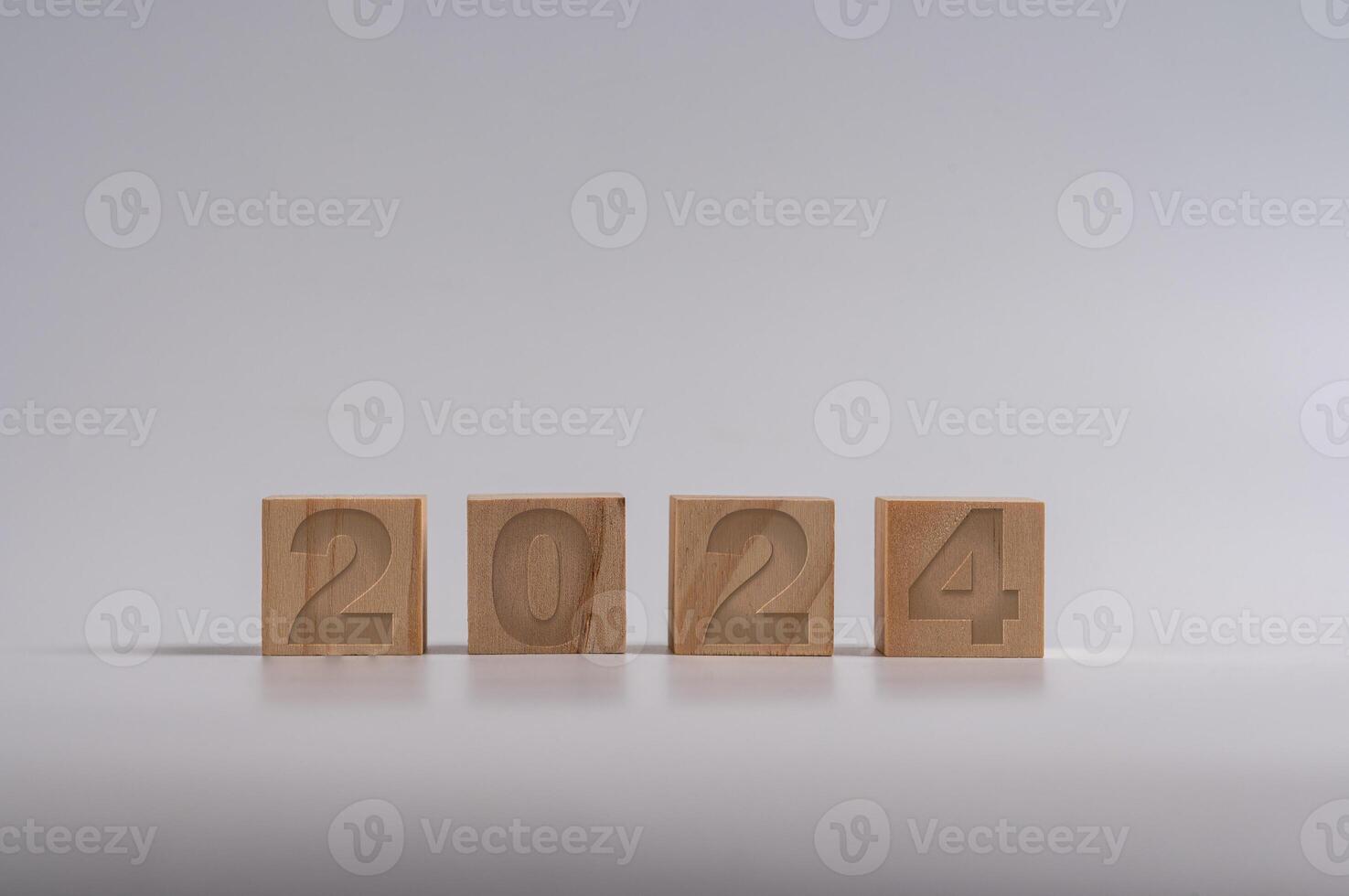 en bois cubes avec le texte 2024 plus de Contexte. Nouveau affaires objectif stratégie concept.2024 objectif Planification affaires concept photo