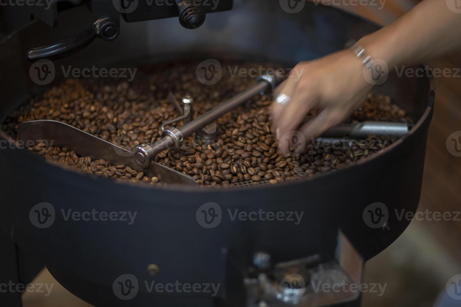 café des haricots pendant le grillage processus photo