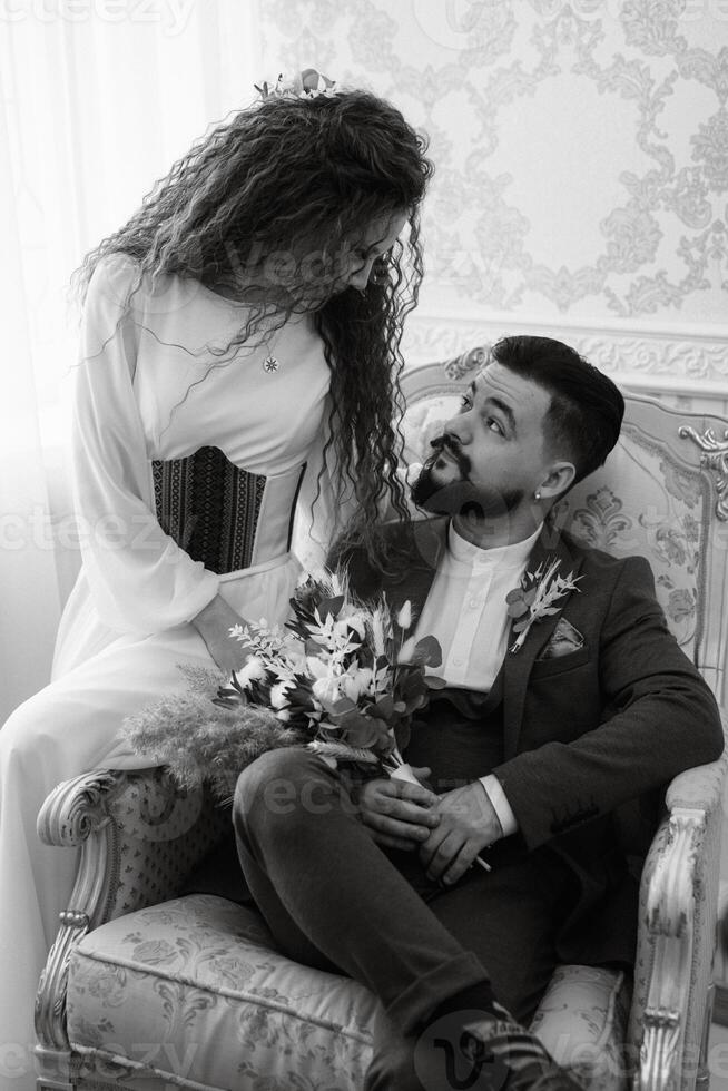 réunion de le la mariée et jeune marié dans le Hôtel photo