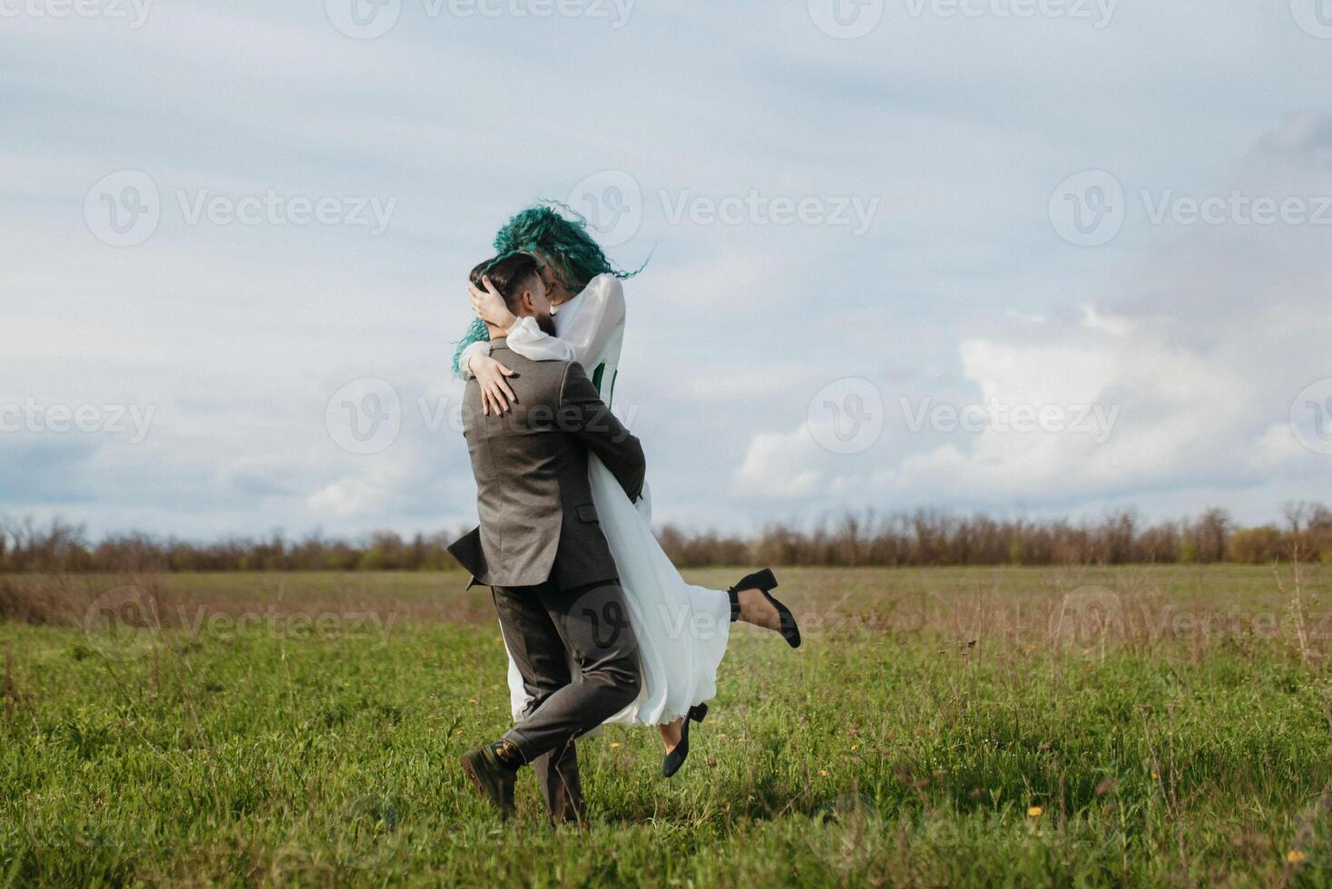 une barbu jeune marié et une fille avec vert cheveux Danse et tournoiement photo