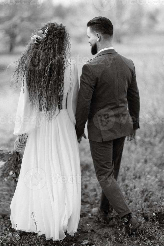 une barbu jeune marié et une fille avec vert cheveux sont en marchant photo