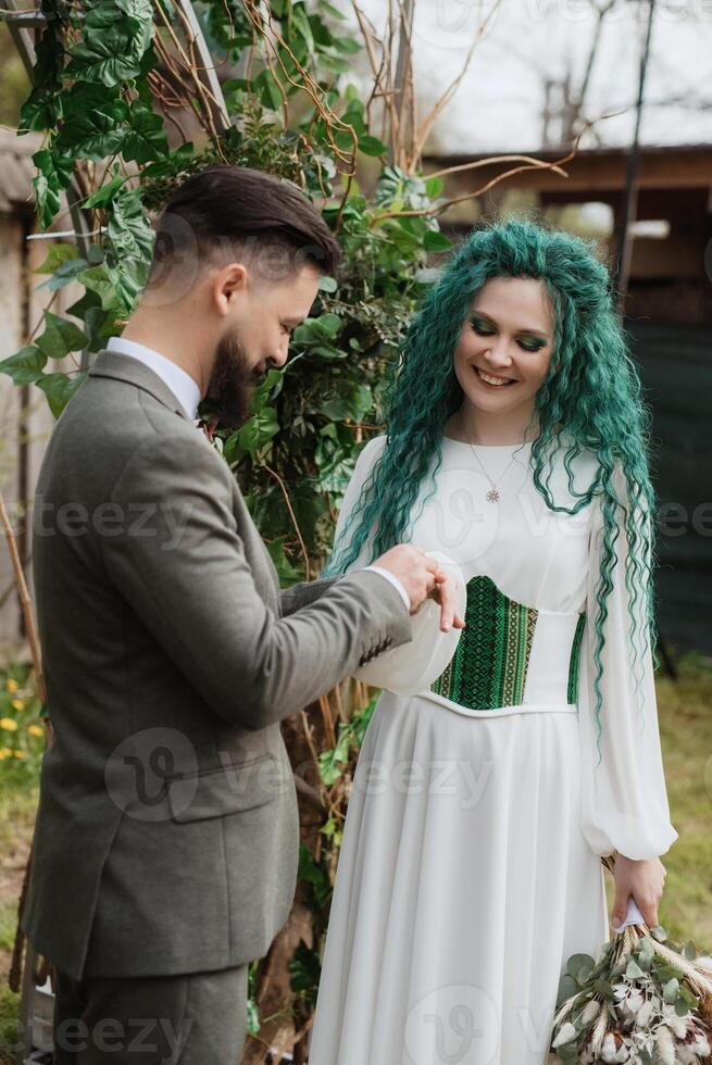 mariage la cérémonie de le jeunes mariés dans une pays chalet photo