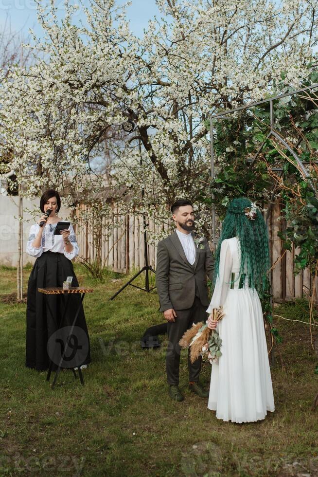 mariage la cérémonie de le jeunes mariés dans une pays chalet photo