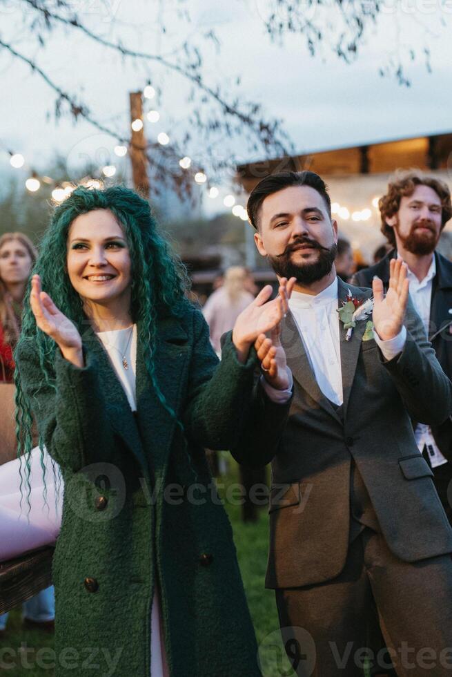 le premier mariage Danse de le la mariée et jeune marié dans le clairière photo