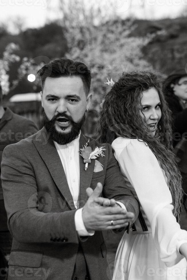 le premier mariage Danse de le la mariée et jeune marié dans le clairière photo