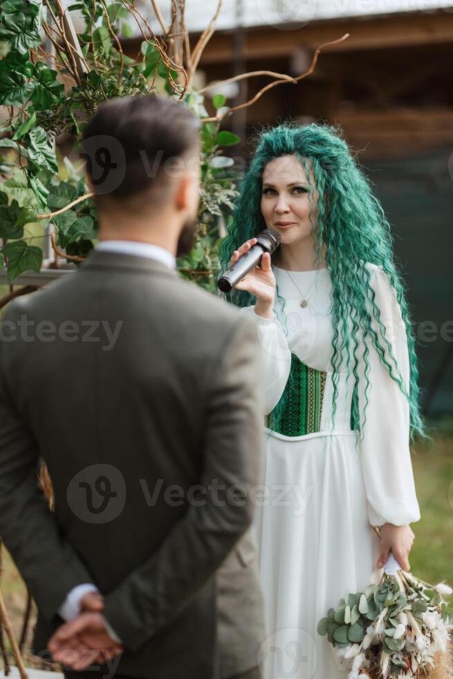 mariage la cérémonie de le jeunes mariés dans une pays chalet photo