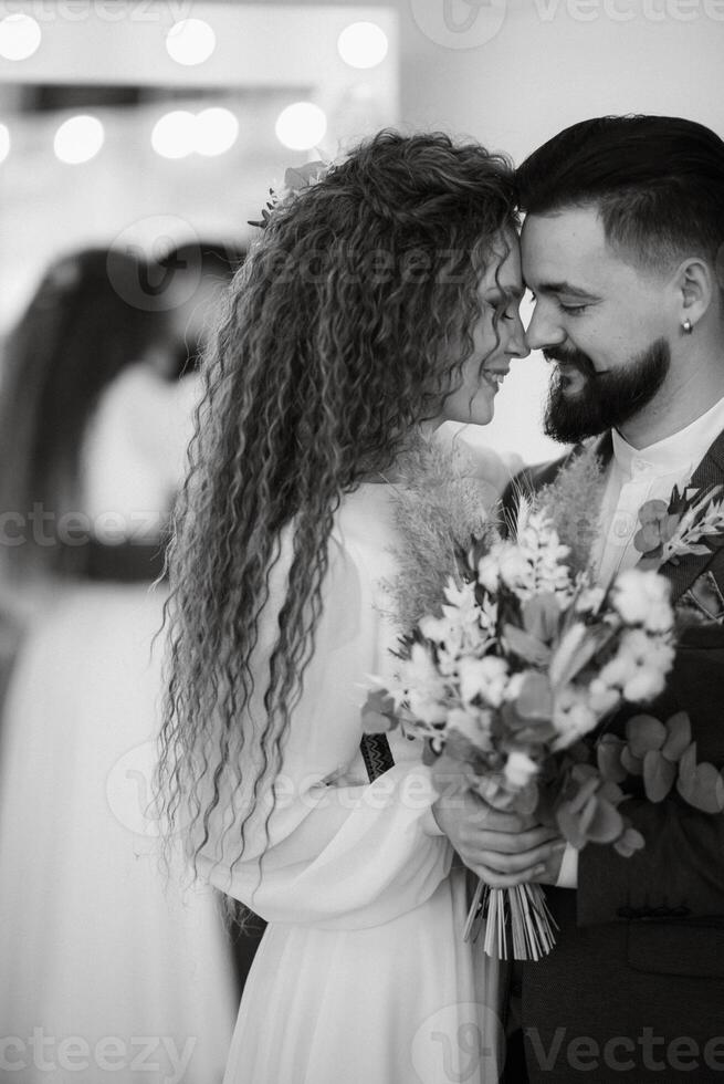 réunion de le la mariée et jeune marié dans le Hôtel photo